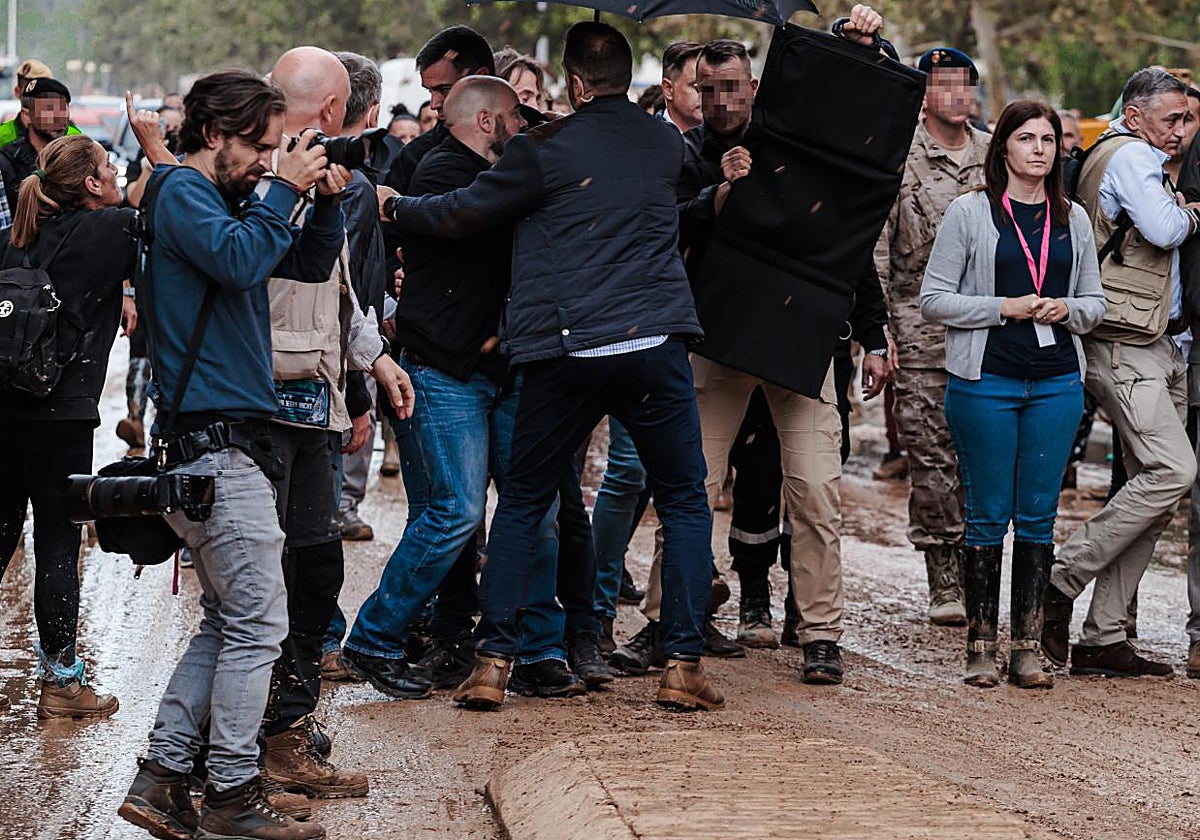 La cápsula de seguridad se tuvo que parapetar alrededor del presidente en su visita a Paiporta