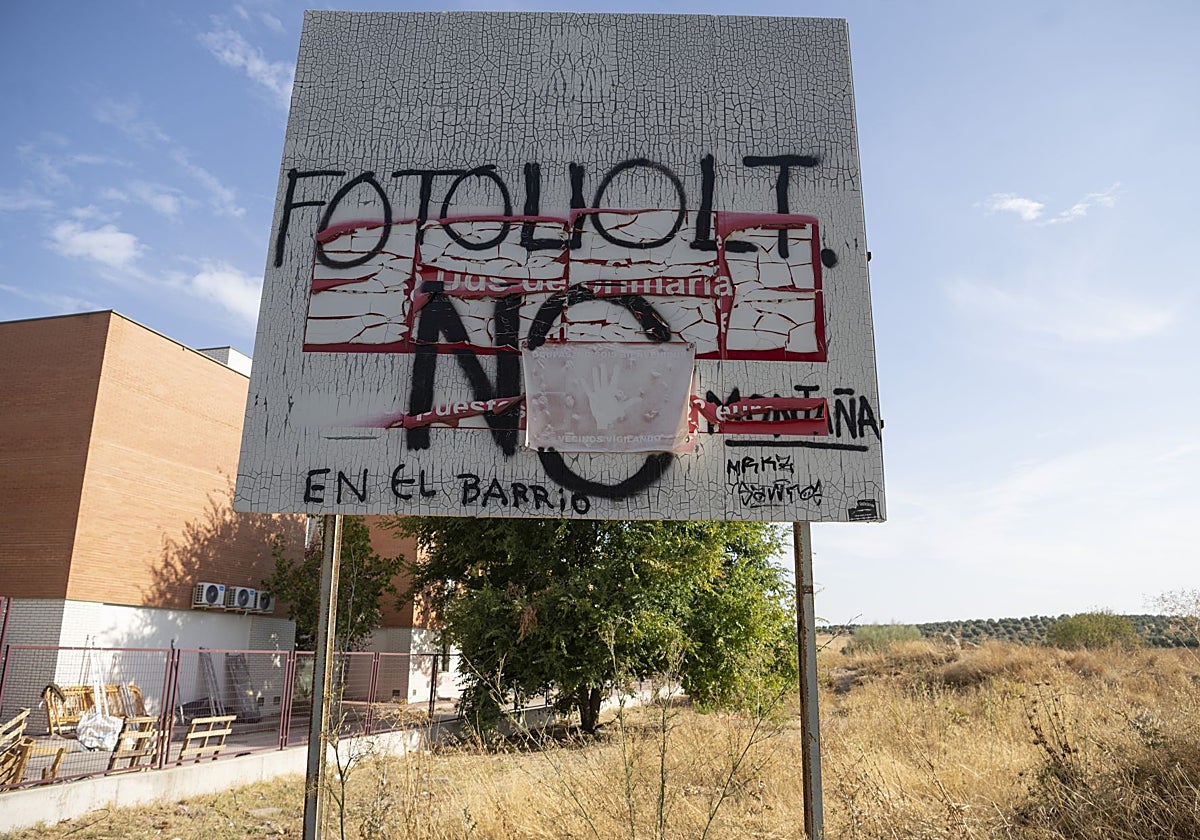 Cartel en el barrio de La Montaña, en Aranjuez, sobre el que se han escrito protestas contra las plantas fotovoltaicas