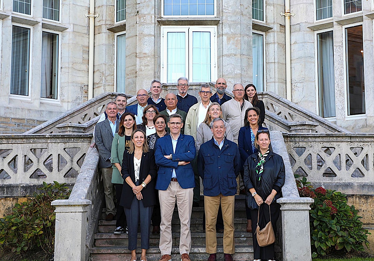 El Consejo Rector de Eurocaja Rural posa en las escalinatas del palacio de la Magdalena