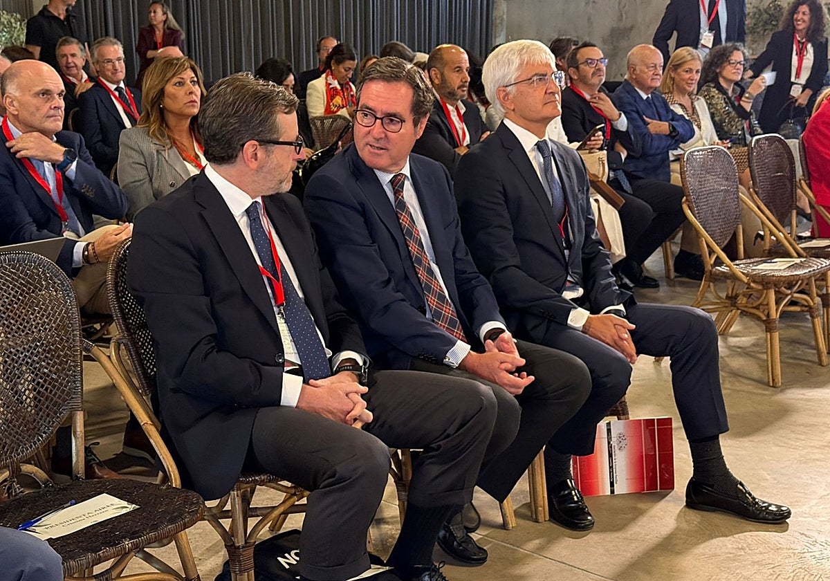 En el centro, Antonio Garamendi, presidente de CEOE