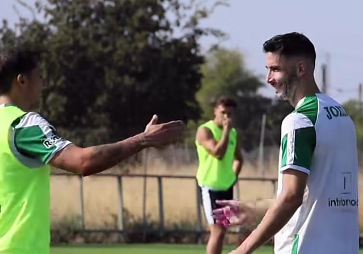 Carlos Albarrán a la derecha en la sesión de entrenamiento de este jueves del Córdoba CF