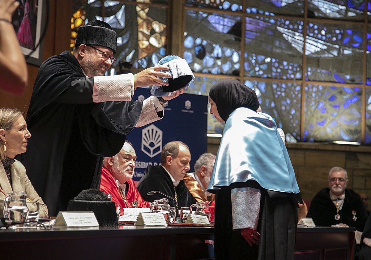 Imposición del birrete a una nueva doctora en el inicio de este curso