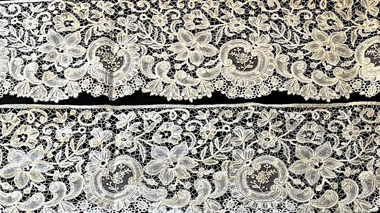 Encajes donados a la Virgen de la Paz para el Vía Crucis Magno