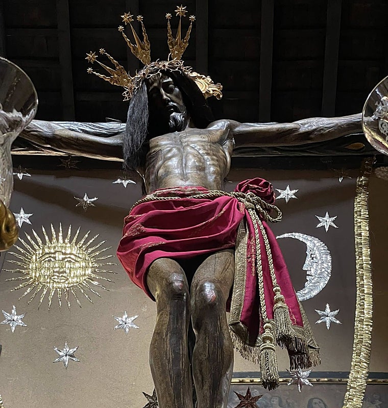 El nuevo sudario rojo para el Cristo de Ánimas