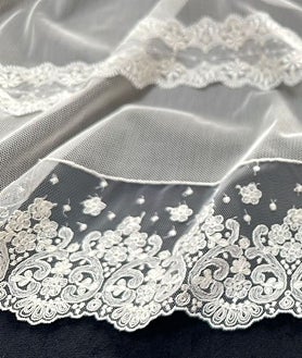 Imagen secundaria 2 - En la fotografía superior, detalle de la nueva cruz de guía diseñada y realizada por Jesús Zurita. Debajo a la izquierda, el Cristo crucificado réplica del titular que lelva la cruz de guía. A la derecha, el nuevo sudario.