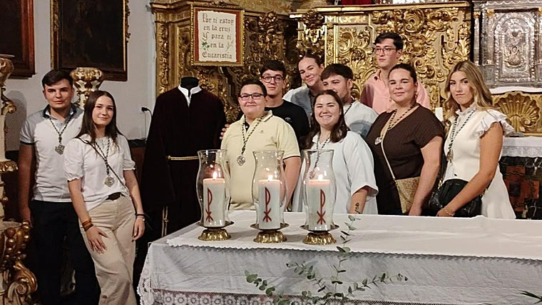 La nueva túnica para el Señor del Huerto de Córdoba, ofrecida por el grupo joven de la cofradía