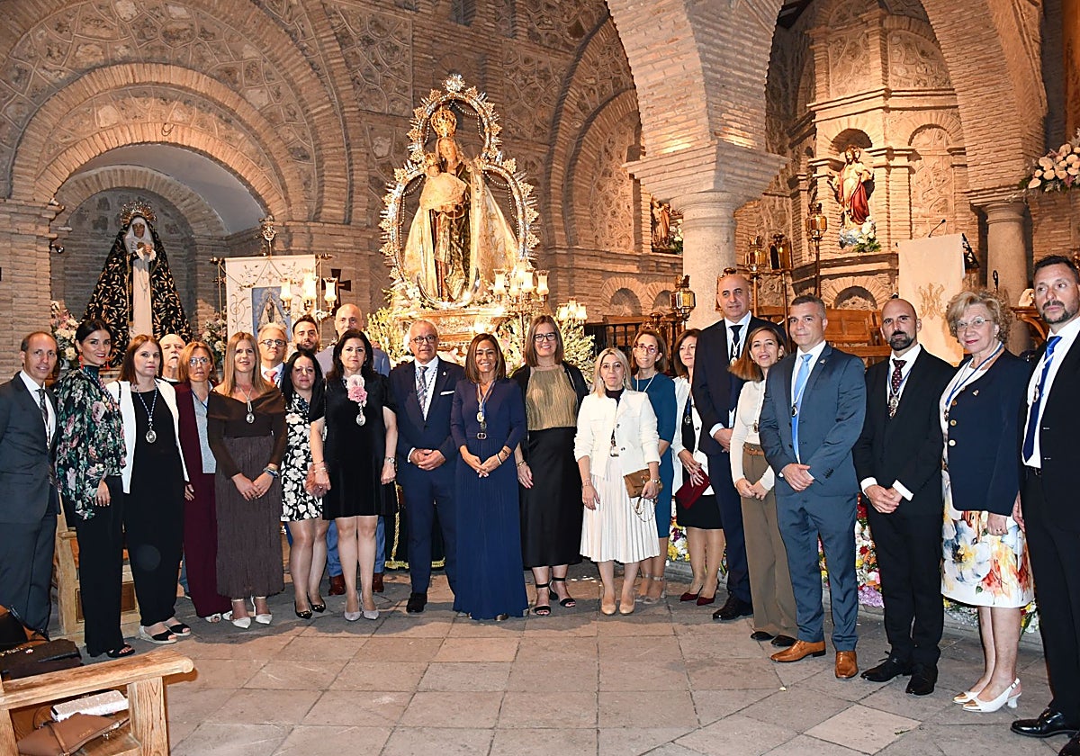 Charo Navas con la corporación municipal