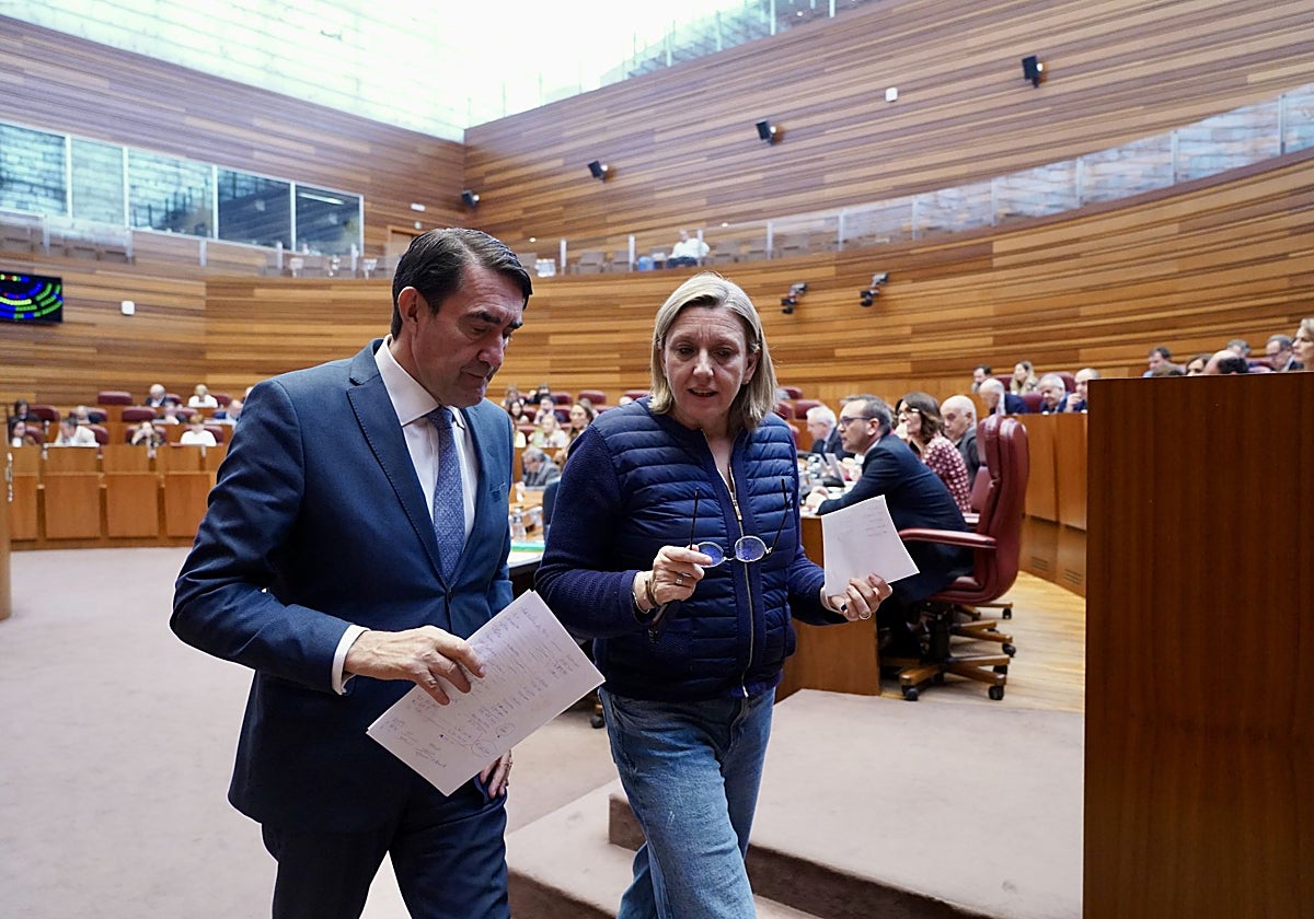 El consejero de Medio Ambiente, Juan Carlos Suárez-Quiñones, junto a la vicepresidenta de la Junta, Isabel Blanco, en el pleno de las Cortes