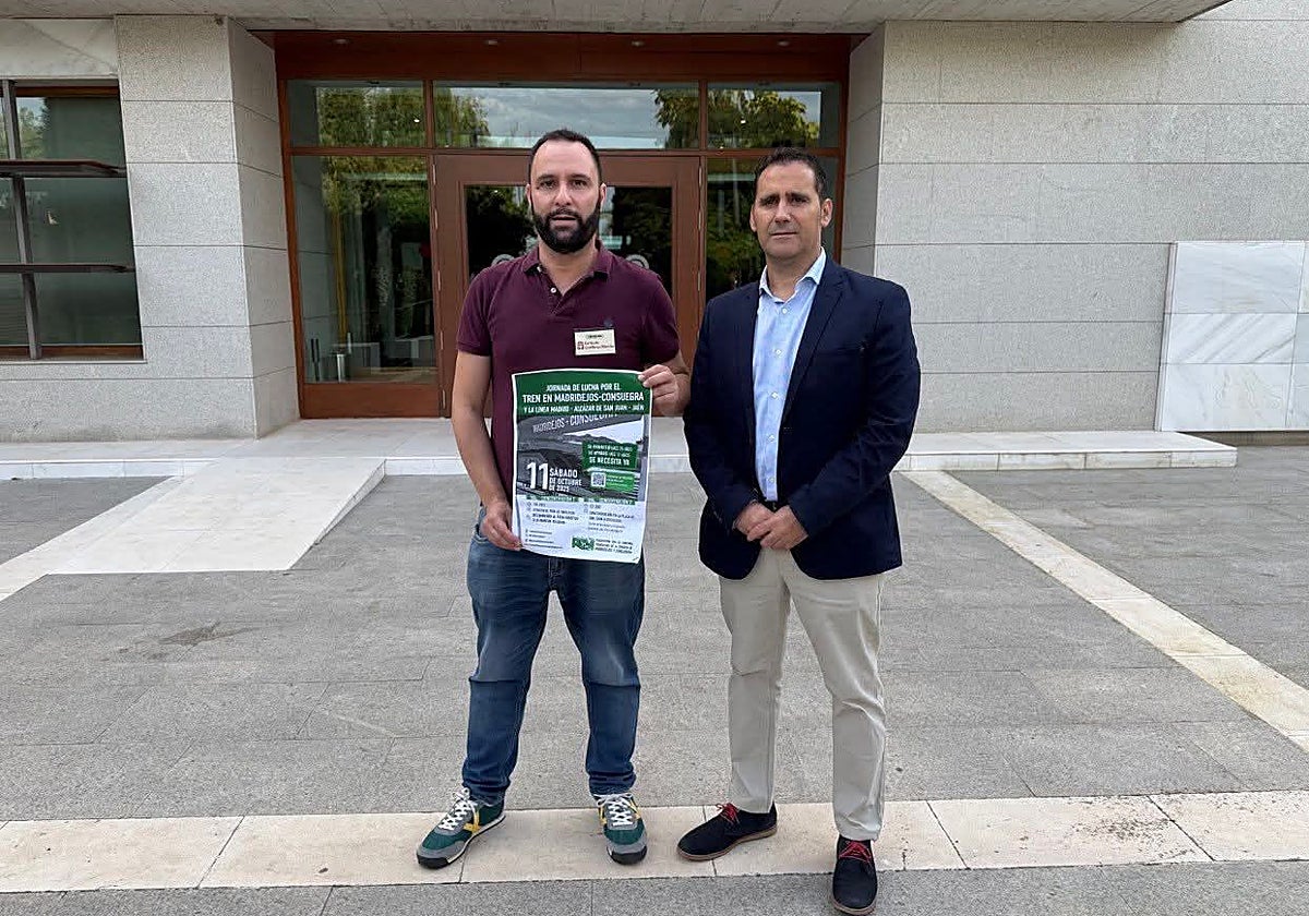 El portavoz de la plataforma, José Damián García-Moreno, ante el edificio de los grupos parlamentarios, junto al alcalde de Madridejos