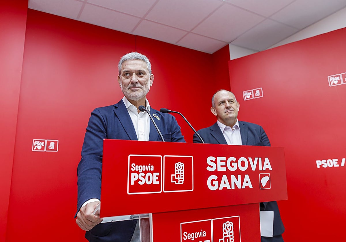 José Luis Vázquez y José Luis Acebes, ayer en la sede del PSOE de la capital segoviana
