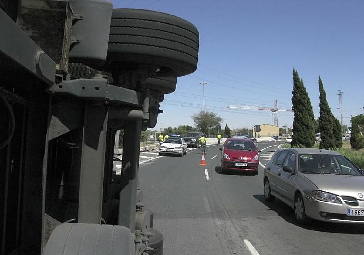 Imagen de archivo de un camión volcado