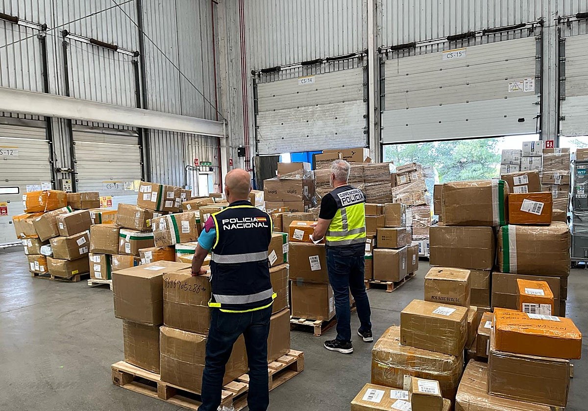 La Policía Nacional, durante una investigación en una nave de Cobo Calleja