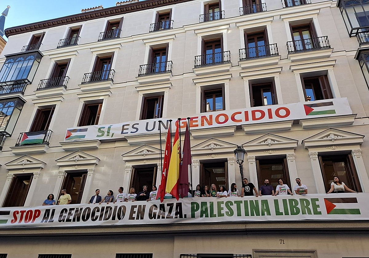 Las pancartas, en el edificio municipal de grupos del Ayuntamiento