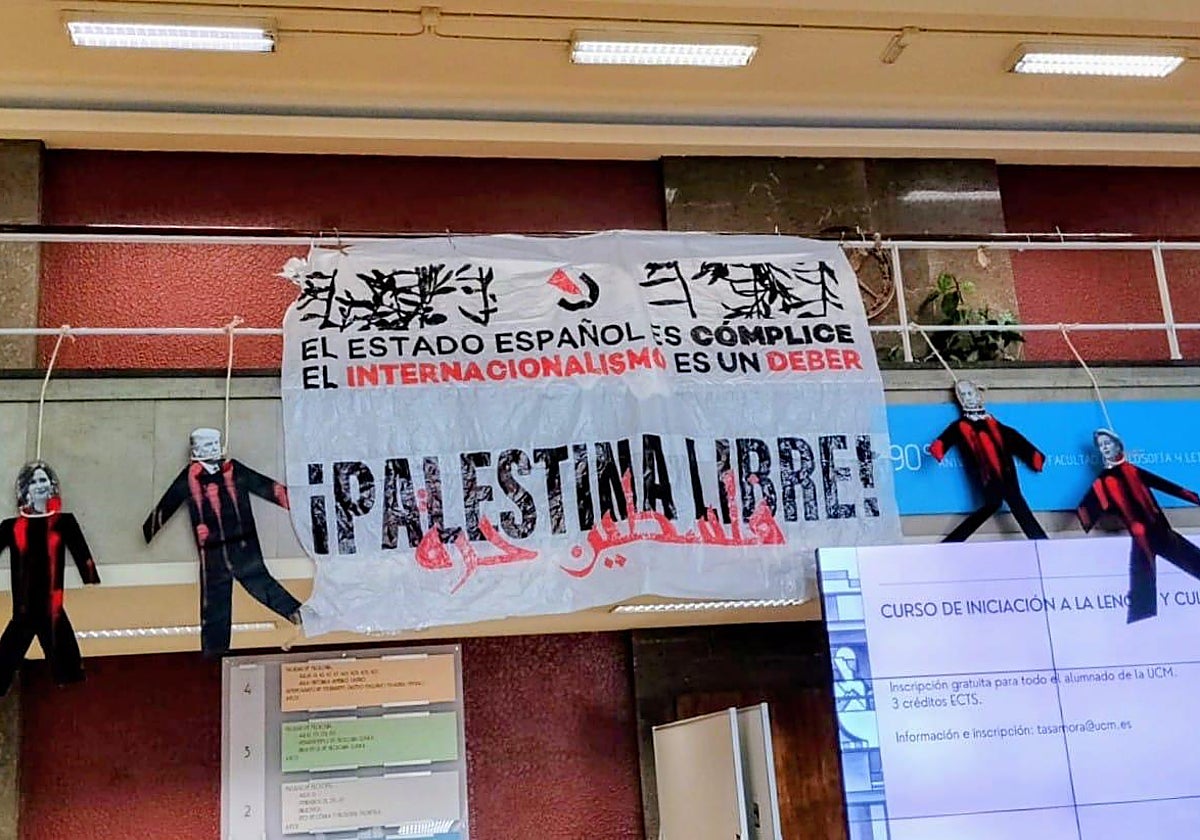 Pancarta colocada esta mañana en la Universidad Complutense de Madrid