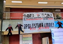Cuelgan en la Complutense cuatro muñecos ahorcados con una soga con las caras de Ayuso, Trump, Netanyahu y Von der Leyen