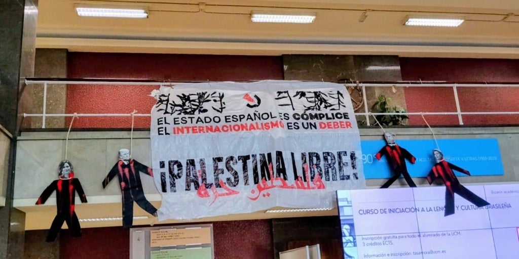 Cuelgan en la Complutense cuatro muñecos con una soga con las caras de Ayuso, Trump, Netanyahu y Von der Leyen