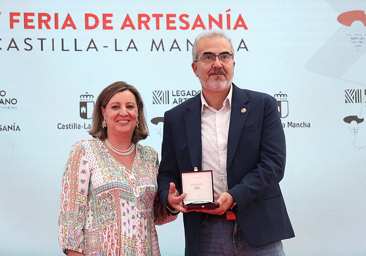 El damasquinador toledano Ángel Luis Corrales, Medalla al Mérito