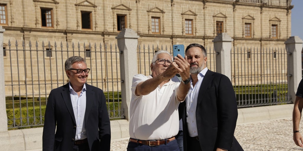 Santiago Abascal se planta ante el Parlamento andaluz para pedir a Juanma Moreno que convoque ya elecciones y dimita