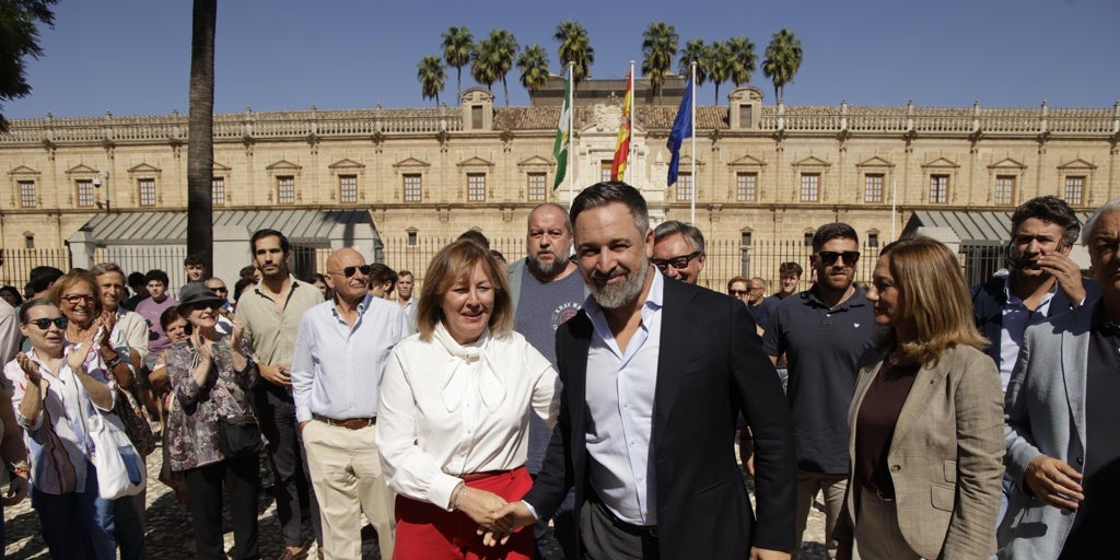 PSOE y Vox hacen 'pinza' para sacar rédito electoral a costa de Juanma Moreno con la crisis del cribado de cáncer de mama
