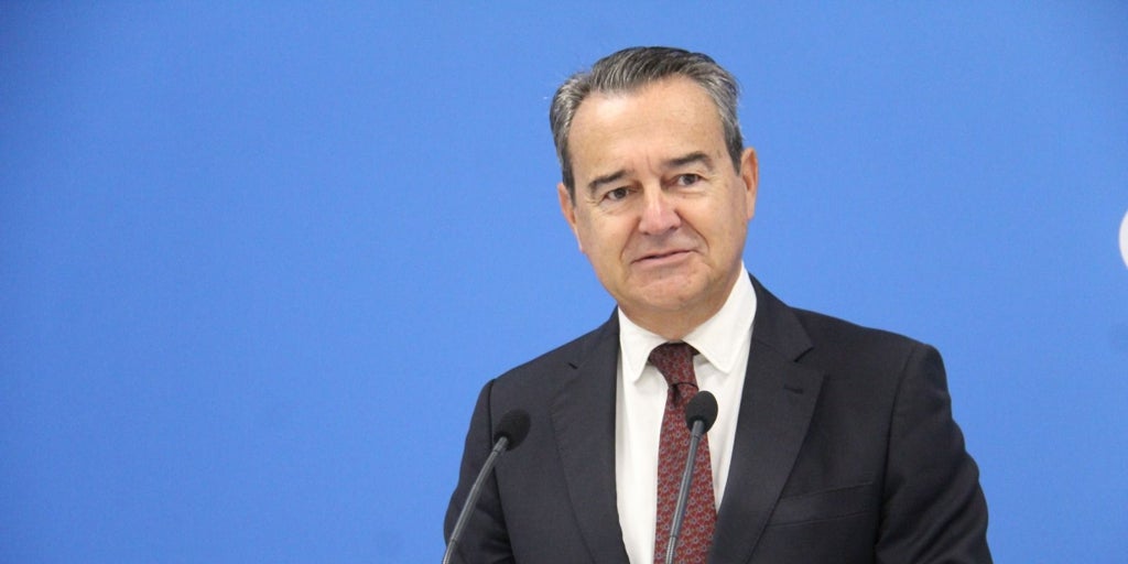 Los servicios públicos no funcionan porque el Gobierno de España está «enfangado en un marasmo de corrupción», según Agustín Conde (PP)