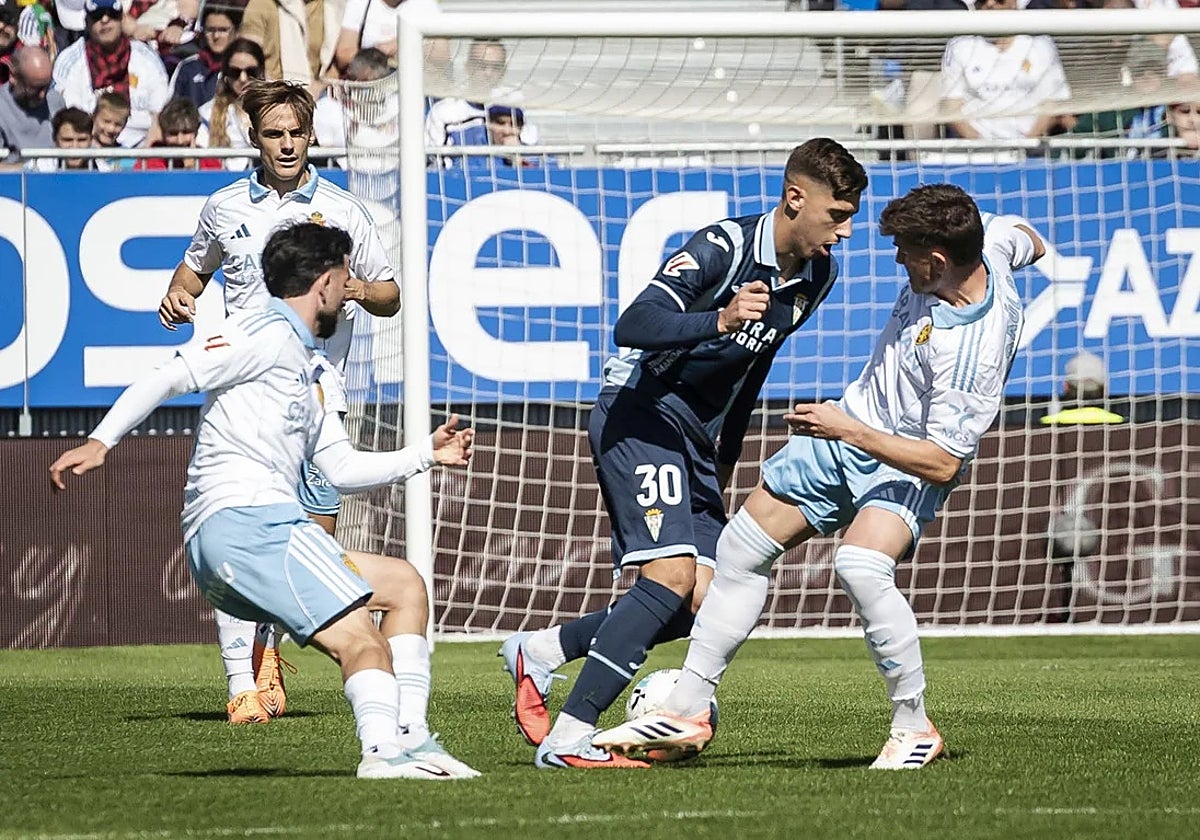 Dani Requena se marcha de dos defensores del Real Zaragoza en la pasada jornada