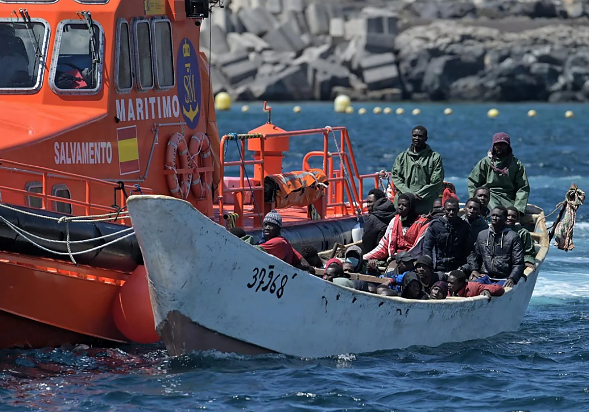 Salvamento Marítimo en el traslado a La Restinga, en El Hierro, de un cayuco con 66 inmigrantes