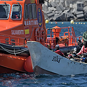 Rescatado un cayuco con 53 inmigrantes en El Hierro