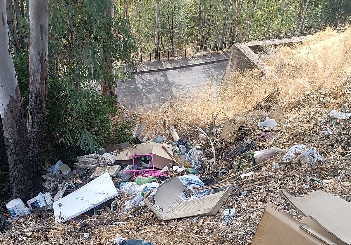 Una de las imágenes de la acumulación de basura y enseres en la zona de expansión de El Brillante
