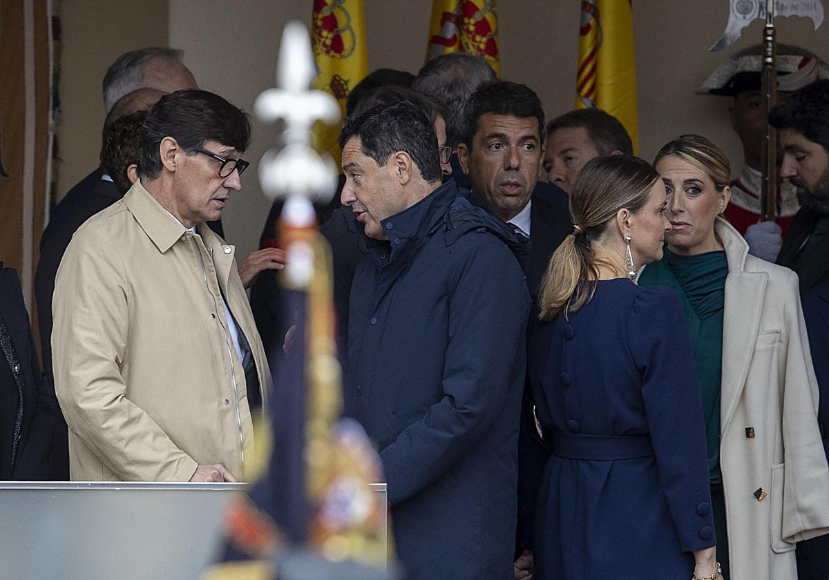 Illa conversa con Moreno Bonilla durante el desfile del 12 de octubre de 2024