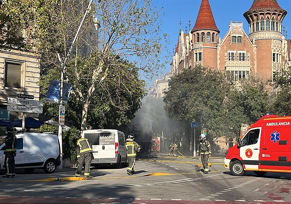 Los Bomberos, este viernes por la tarde, tratando de sofocar el incendio de un autobús