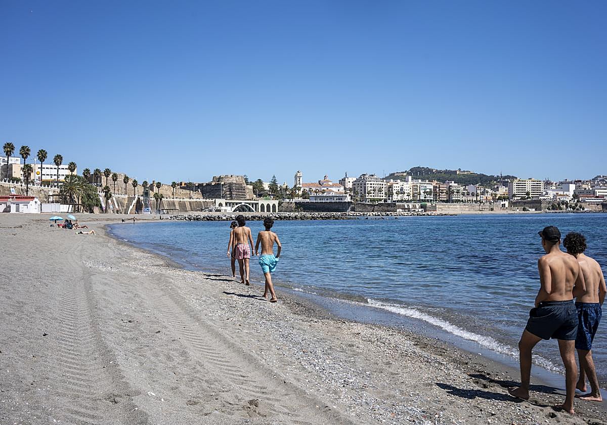 Jóvenes inmigrantes caminando por la playa del Chorrillo (Ceuta)