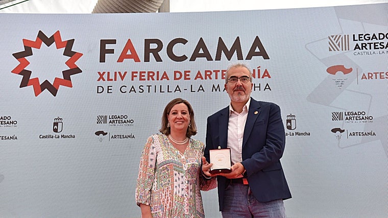 Ángel Luis Corrales, damasquinador toledano que ha recibido la Medalla al Mérito Artesano, con la consejera de Economía, Patricia Franco