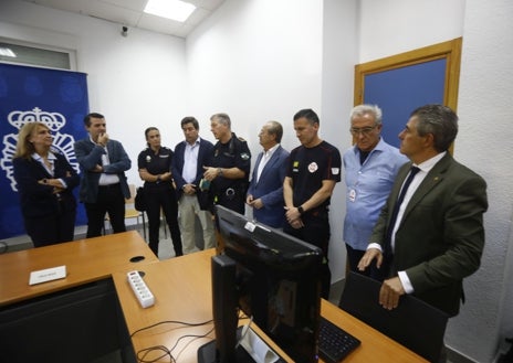 Imagen secundaria 1 - Autoridades y responsables de la Agrupación de Cofradías, en la visita