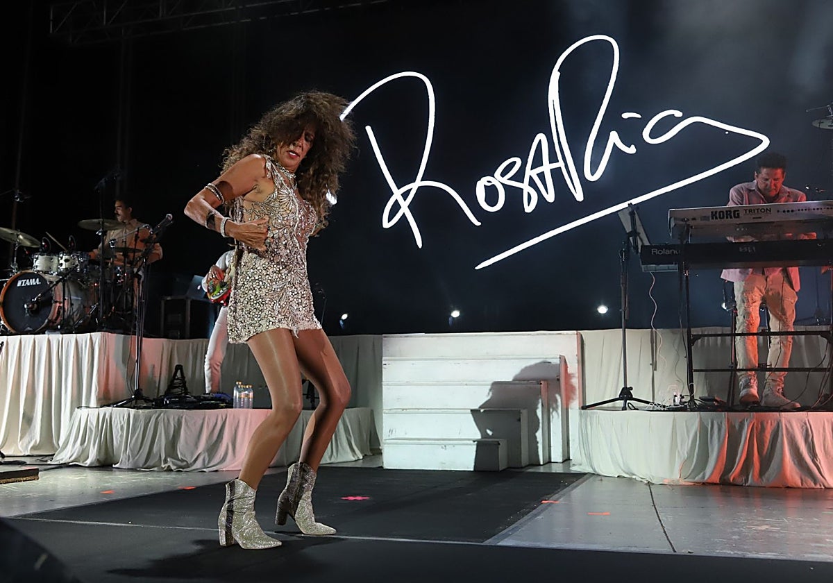 Rosario Flores durante un momento de su concierto en el Teatro de la Axerquía