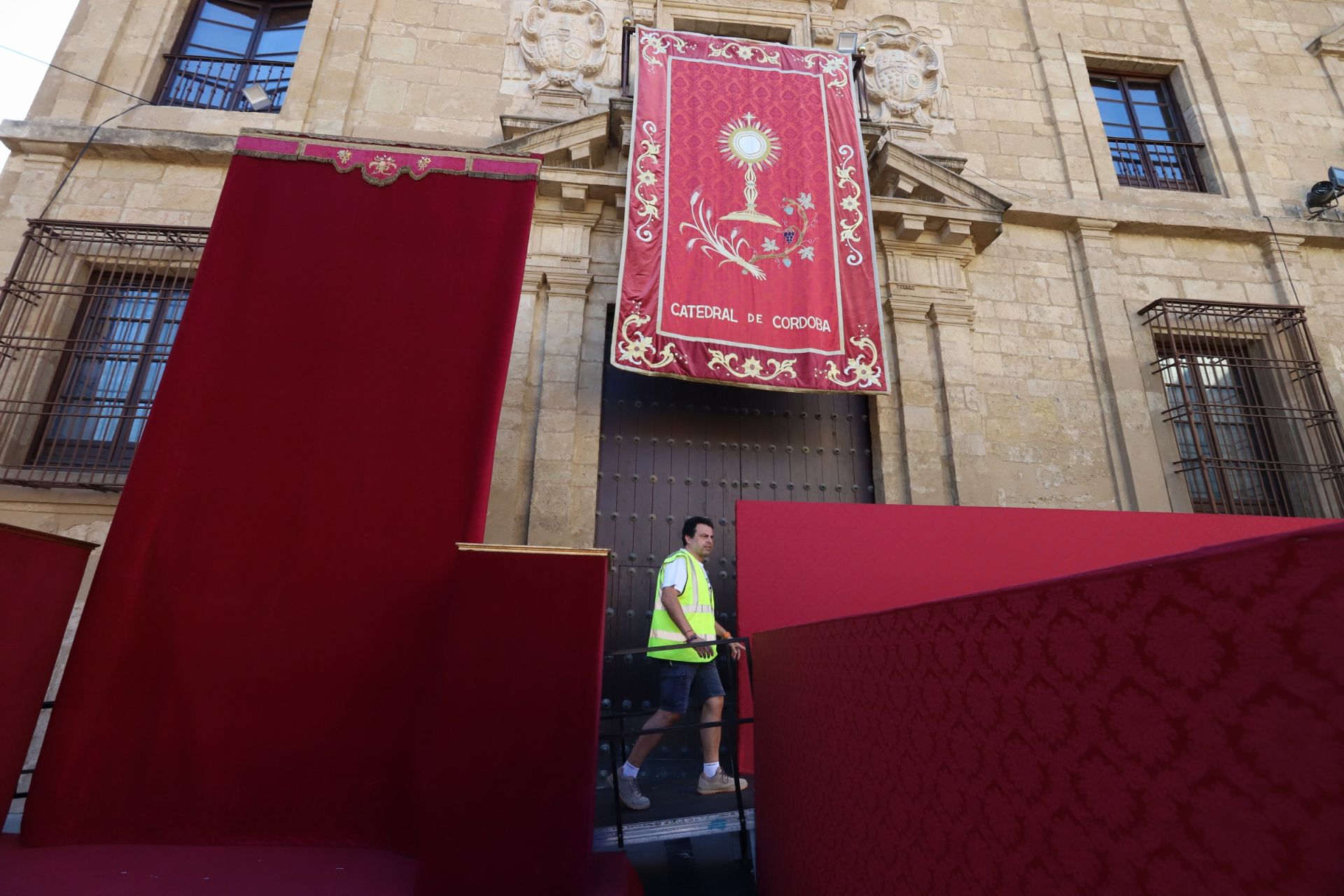 Los preparativos del Vía Crucis Magno de Córdoba, en imágenes