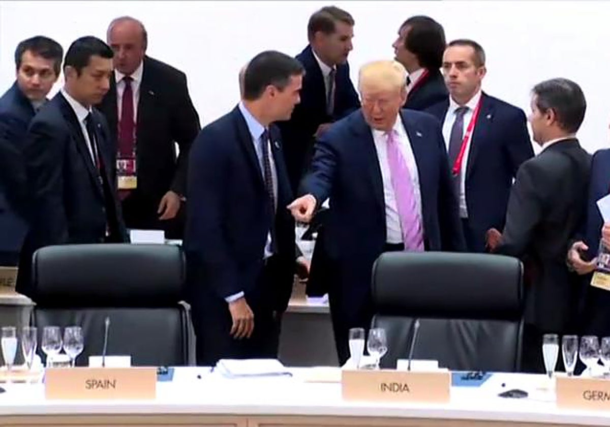Trump señalando a Sánchez donde debía sentarse hace años