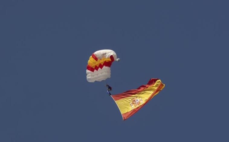Imagen principal - En 2024, debido a la meteorología, la Patrulla Águila no formó parte del desfile aéreo y no hubo salto con la bandera. En 2023, la cabo Gómez Hurtado fue la primera mujer en realizar el salto con la enseña nacional