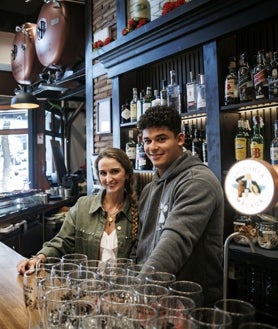 Imagen secundaria 2 - El ambiente taurino en los alrededores de Las Ventas se respira antes, durante y después de las corridas. Los aficionados se arremolinan en torno a los bares y restaurantes, para fortuna de los hosteleros de la zona.
