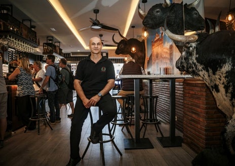 Imagen secundaria 1 - El ambiente taurino en los alrededores de Las Ventas se respira antes, durante y después de las corridas. Los aficionados se arremolinan en torno a los bares y restaurantes, para fortuna de los hosteleros de la zona.