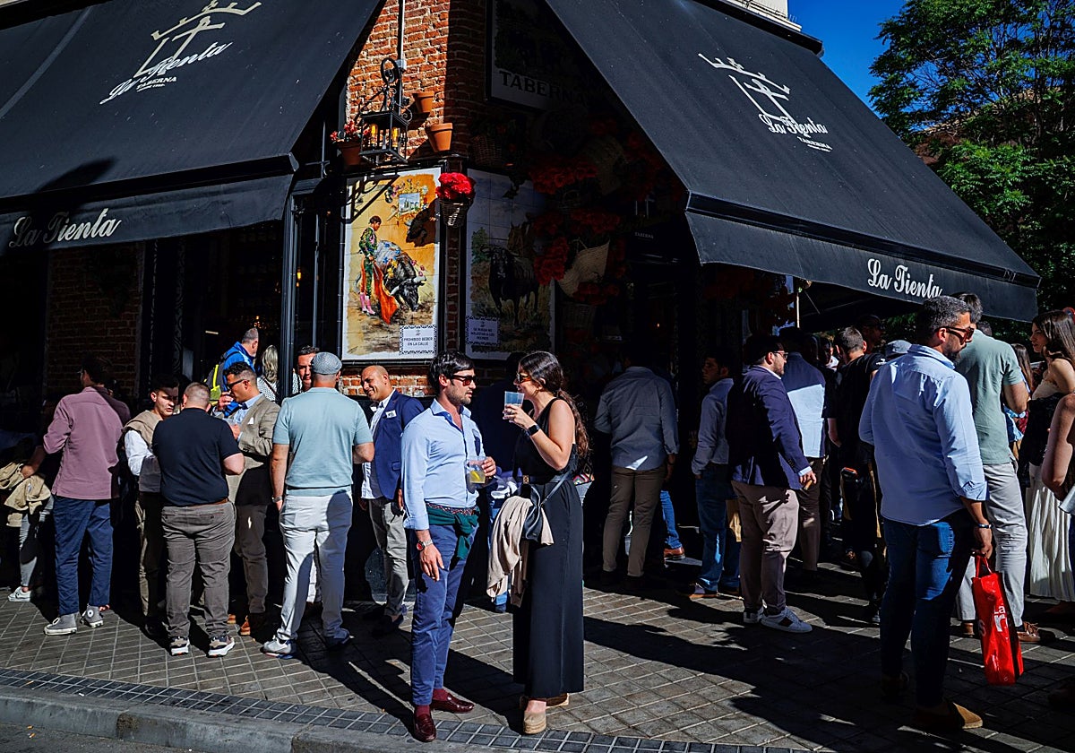 Decenas de aficionados, a las puertas de una de las tabernas de Ventas