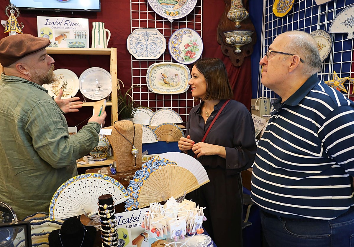 Ana Isabel Fernández y Roberto Perea visitan un stand de Farcama