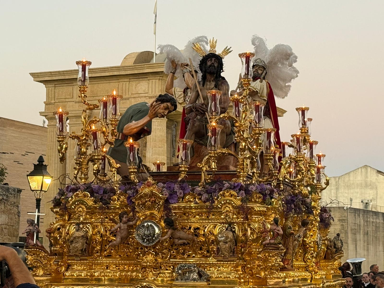 Vía Crucis Magno de Córdoba: una celebración que envuelve a la ciudad de bellas imágenes