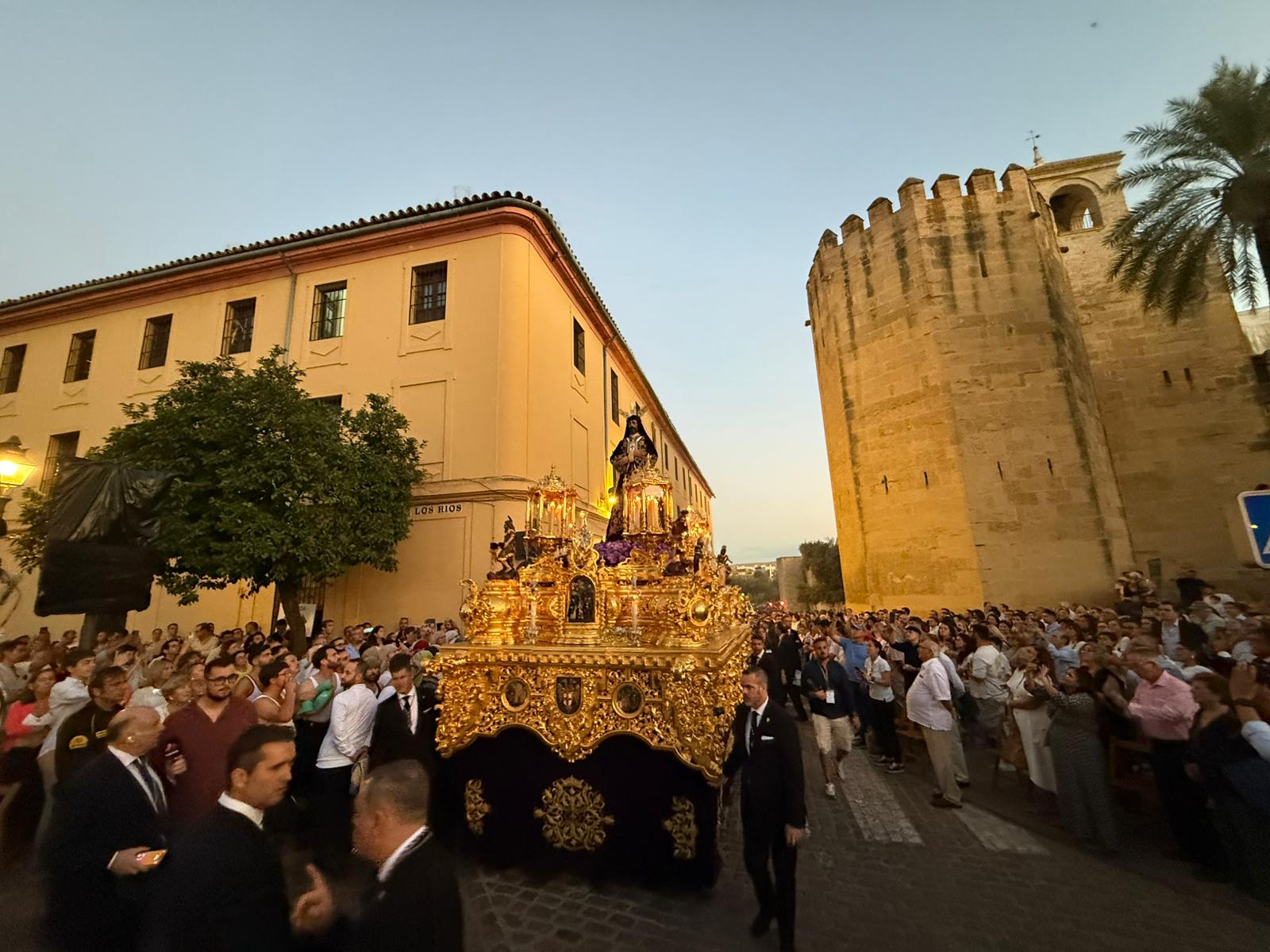 Vía Crucis Magno de Córdoba: una celebración que envuelve a la ciudad de bellas imágenes
