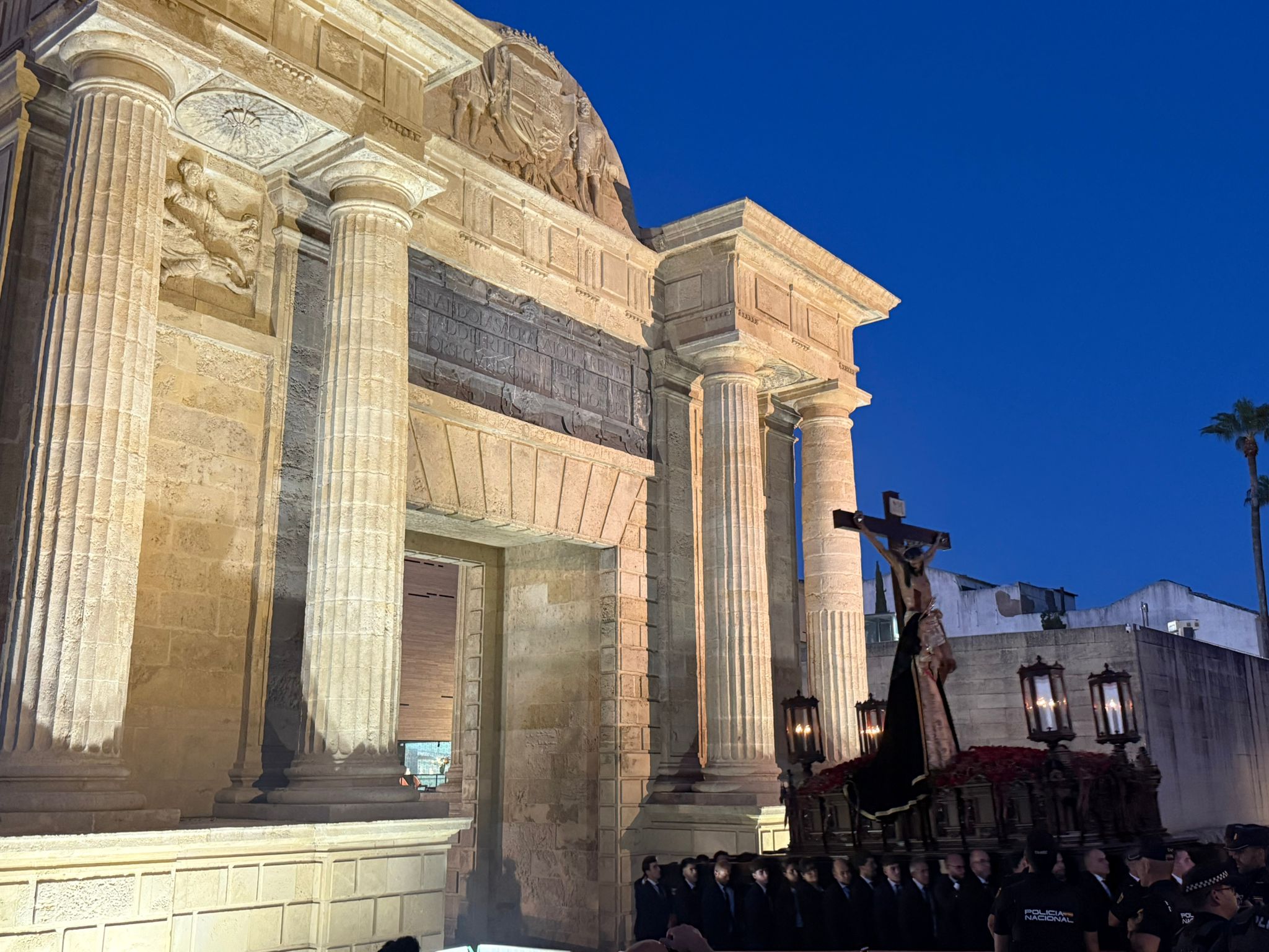Vía Crucis Magno de Córdoba: una celebración que envuelve a la ciudad de bellas imágenes