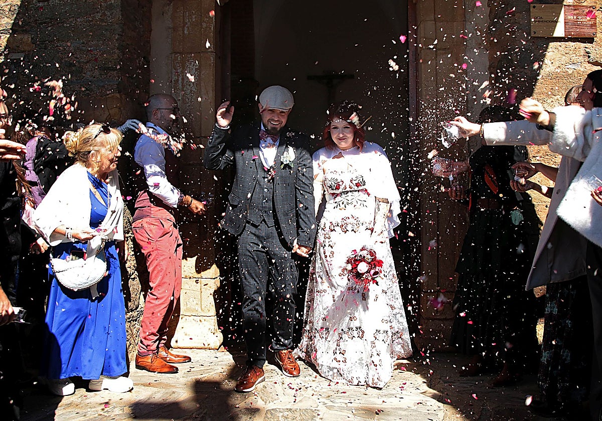 Los novios salen de la iglesia de Castro de Cepeda al final de la ceremonia