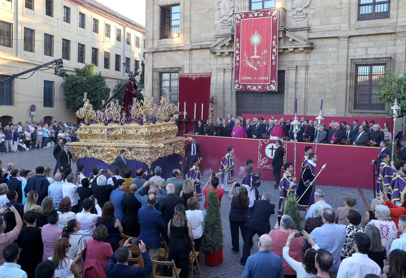 Las mejores imágenes del Vía Crucis Magno de Córdoba