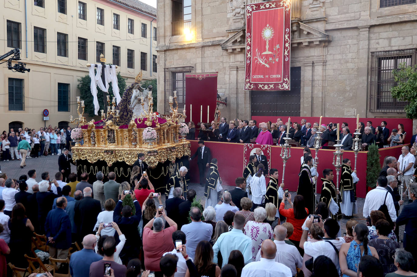 Las mejores imágenes del Vía Crucis Magno de Córdoba