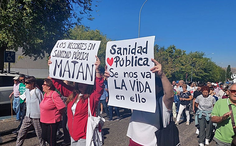 Imagen principal - Los participantes en la protesta han salido de la Avenida de Guadarrama, junto al centro de Salud, y han recorrido el paseo Juan Pablo II, la calle Río Bullaque y avenida de Boladiez hasta llegar al hospital de Toledo.