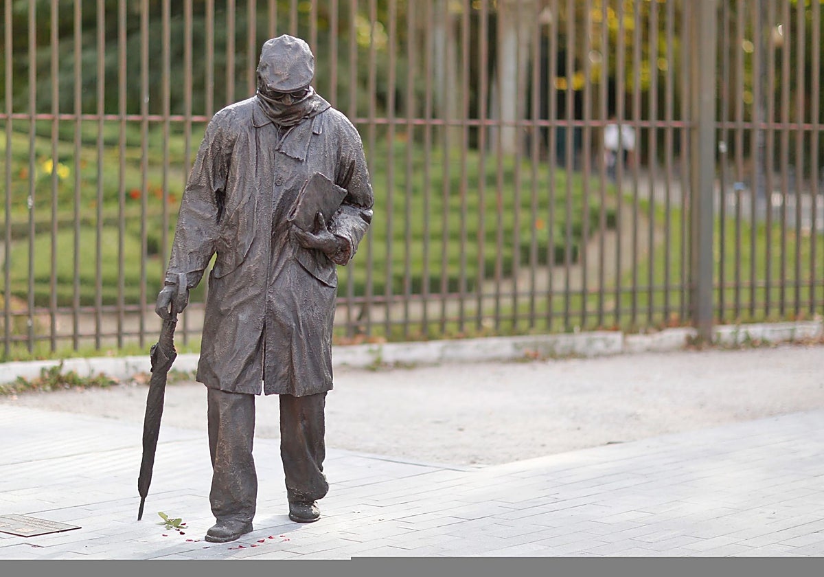 Estatua del escritor Miguel Delibes junto al Campo Grande, en Valladolid