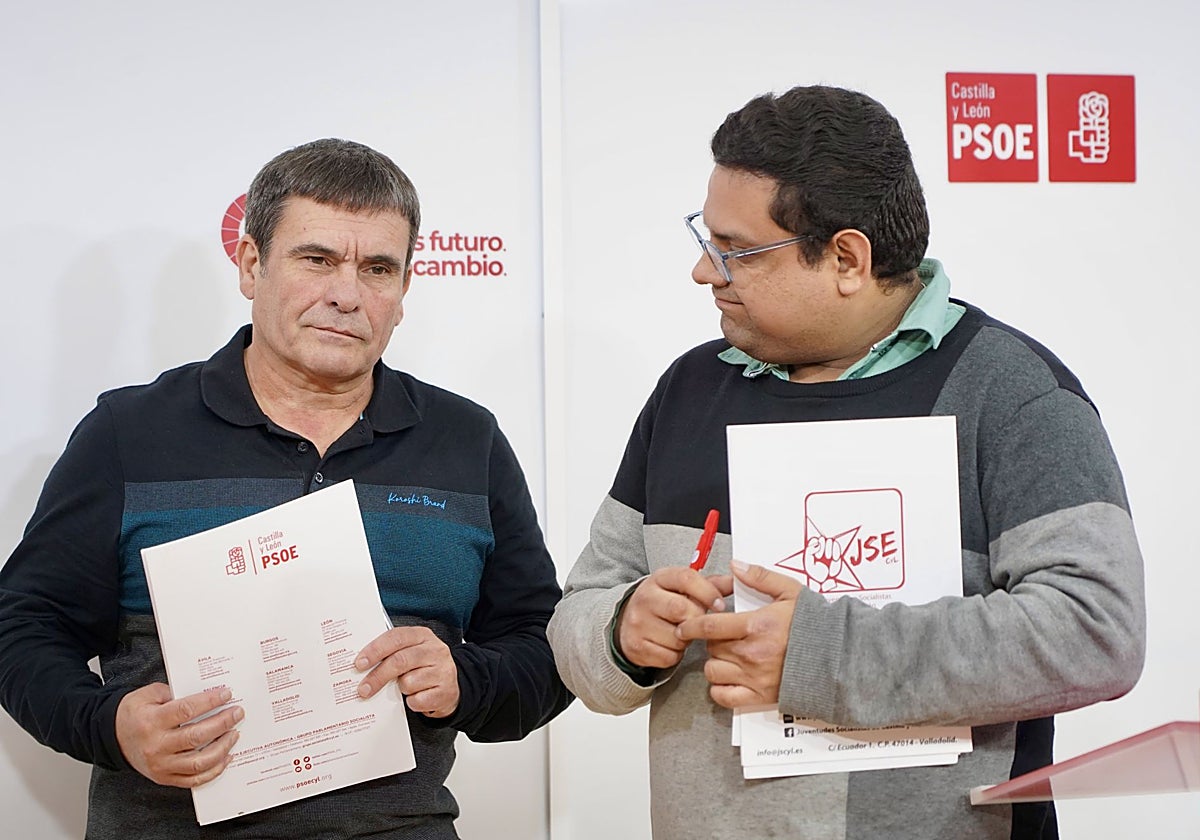 El secretario general de Sanidad y portavoz en las Cortes del PSOECyL, Jesús Puente, y el secretario de Juventud del PSOECyL, Camilo Cajamarca, analizan la situación de la salud mental en la Comunidad